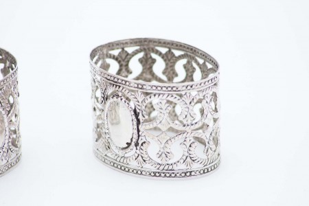 Par de argolas de guardanapo em prata recortada